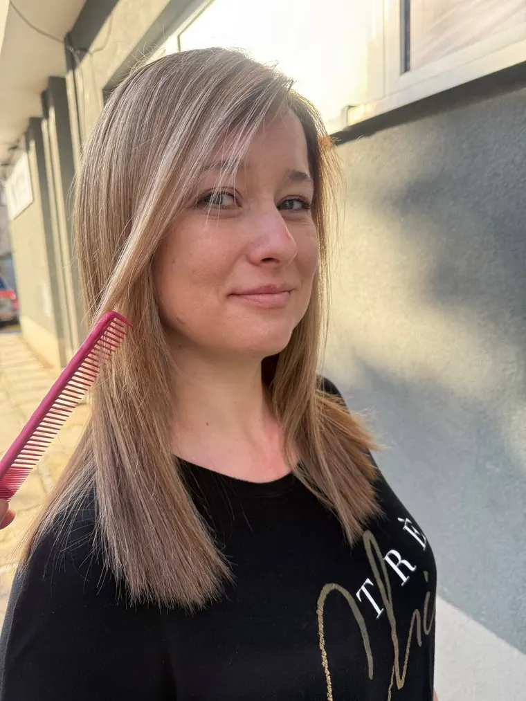 Výsledek melíru — prosvětlené blond prameny na střihu do V