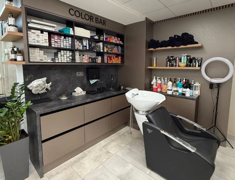 Mycí box a color bar v kadeřnictví Newtone na Vídeňské v Brně