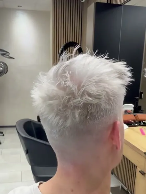 Přechod strojkem na zátylku — pánský střih ze salonu Newtone