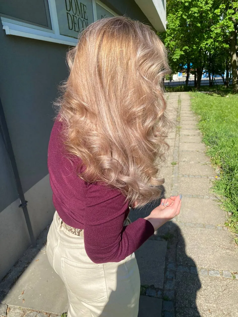 Rozjasněné kudrny ve světlé blond