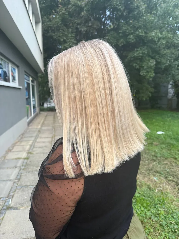 Rovný blond lob s lesklým finišem — Newtone Brno