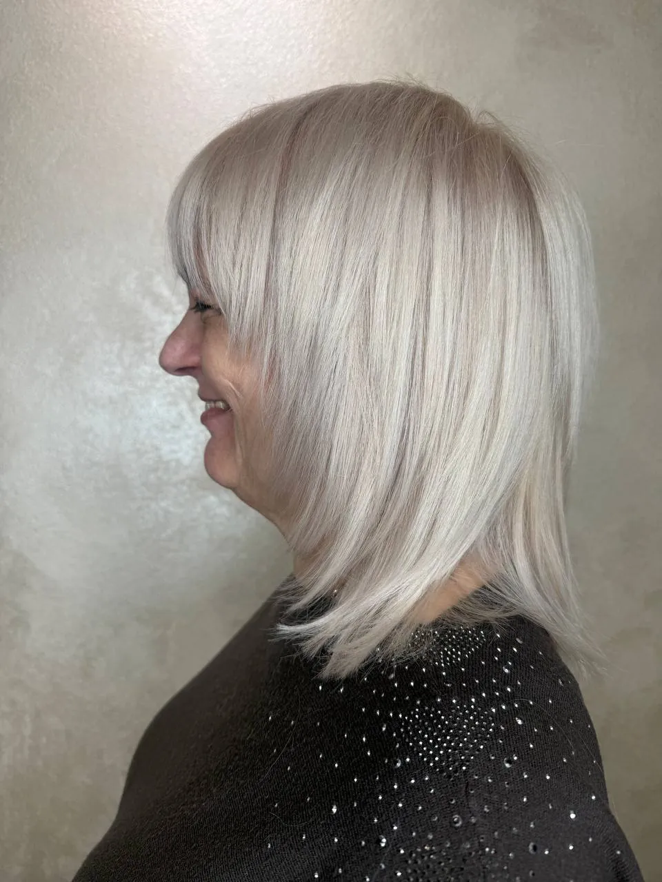 Klientka s platinovým karé a ofinou v profilu po barvení — salon Newtone Brno