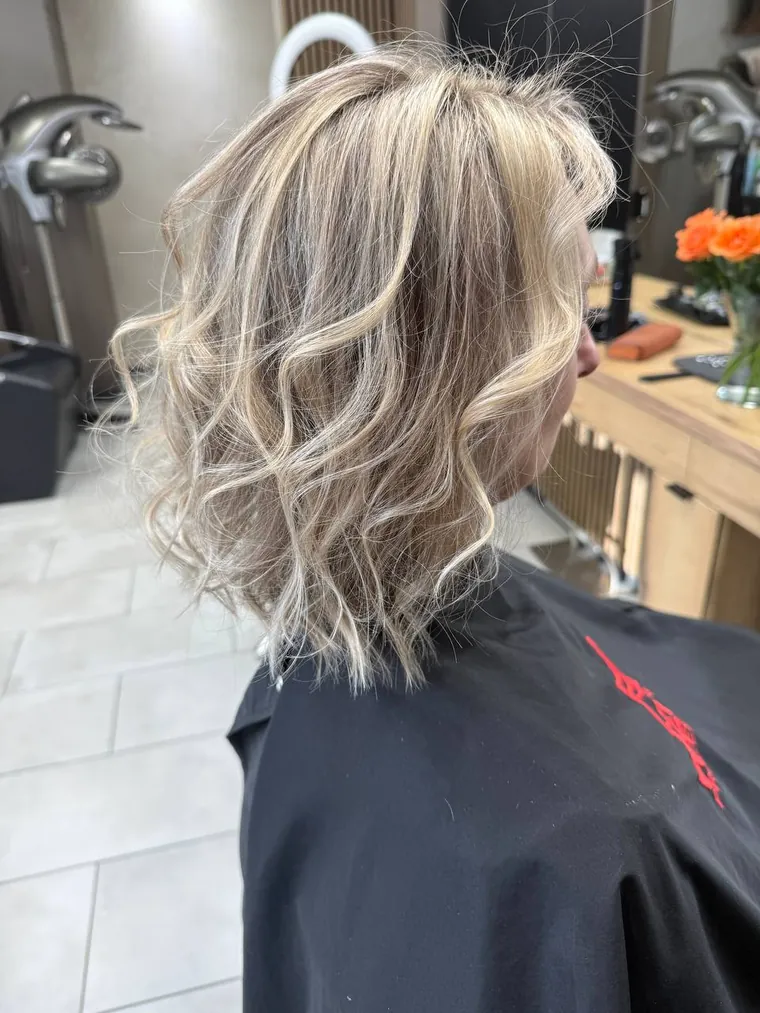 Rozvlněný blond bob po stylingu v salonu