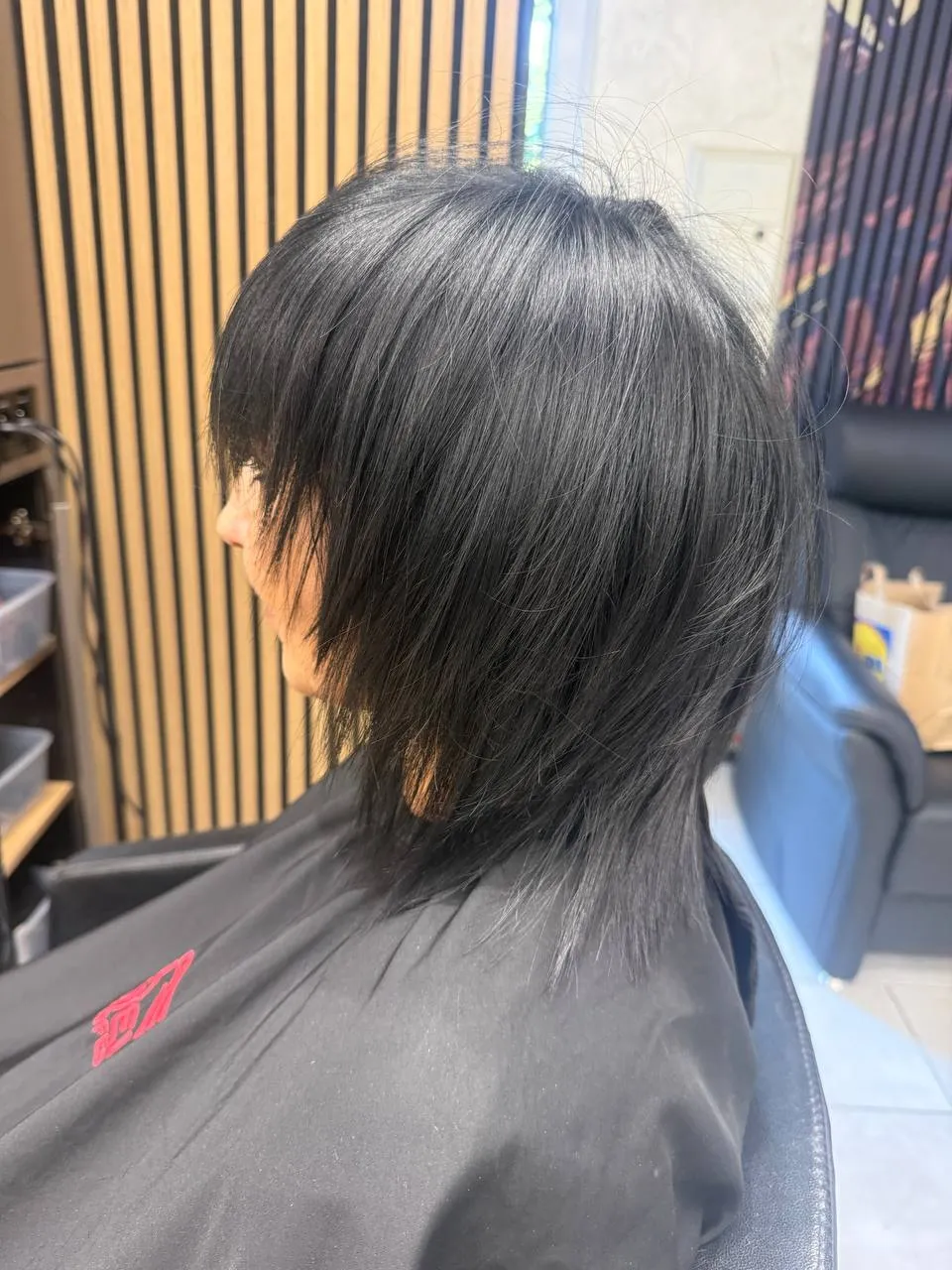Černý stupňovaný střih zezadu s leskem, salon Newtone Brno