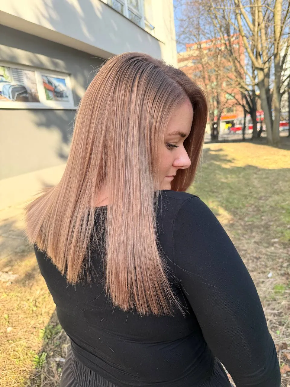 Měkký přechod od tmavšího kořínku do světlých délek — šatuš, Newtone Brno