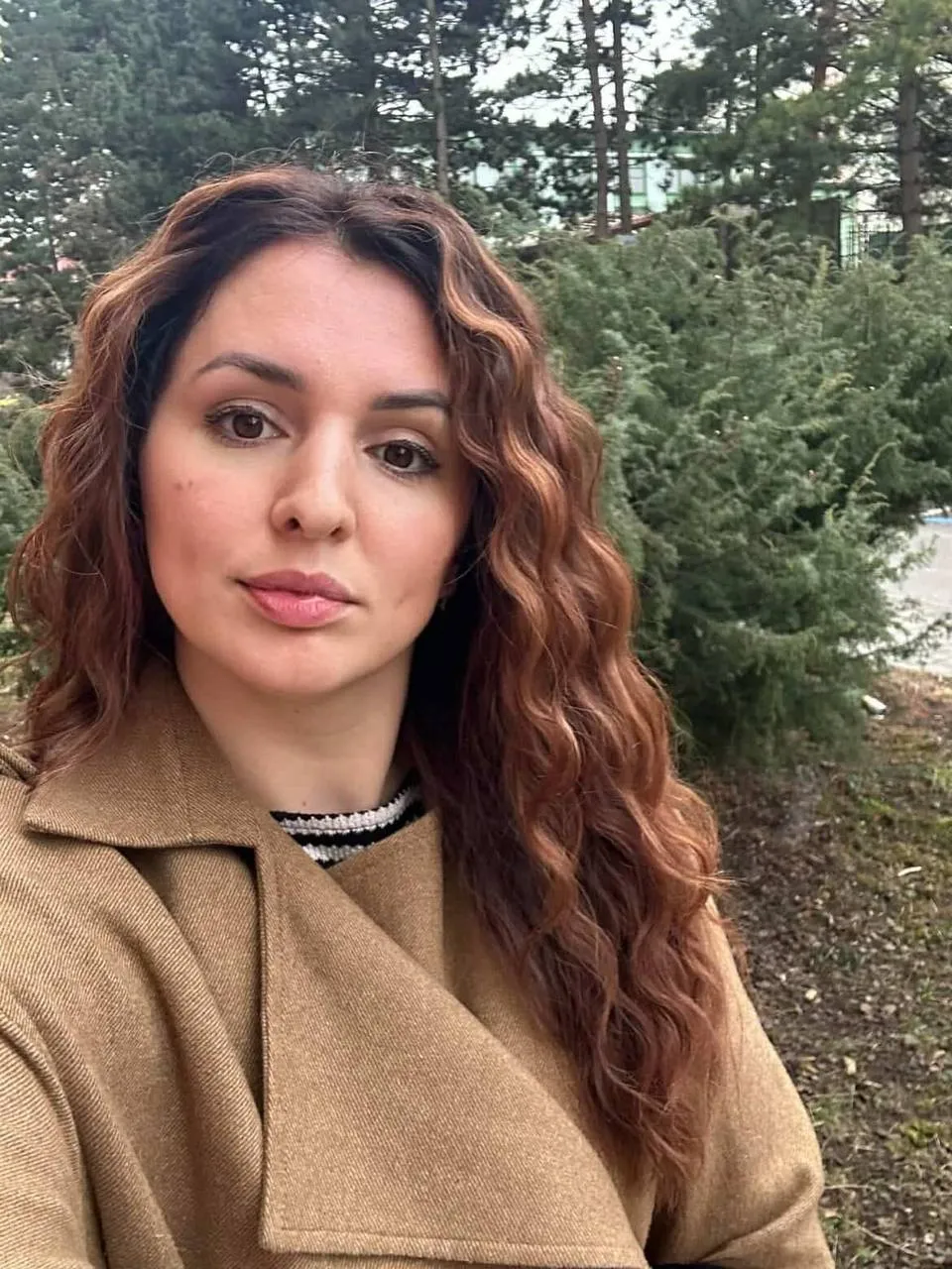 Měděné přírodní kudrny — měděná barva vlasů, klientka salonu Newtone