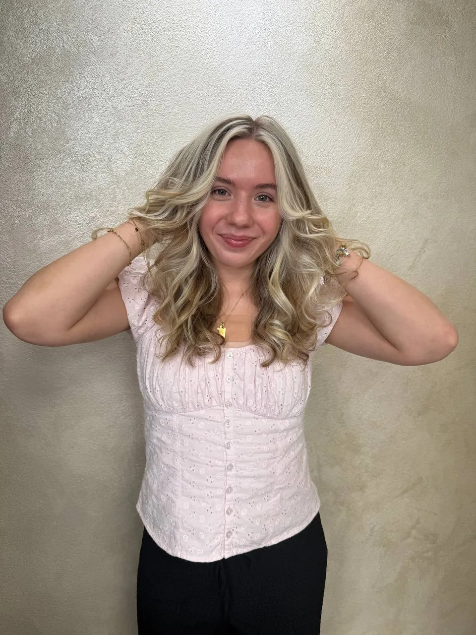 Mladá klientka, světlé blond vlny s jemným přechodem — salon Newtone Brno