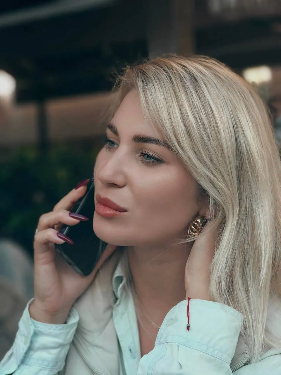 Klientka s blond vlnami telefonuje — objednání termínu, Newtone Brno