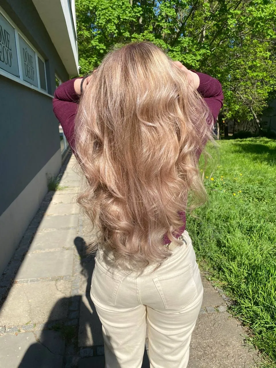 Růžovo-bronde kudrny na slunci — klientka salonu Newtone Brno