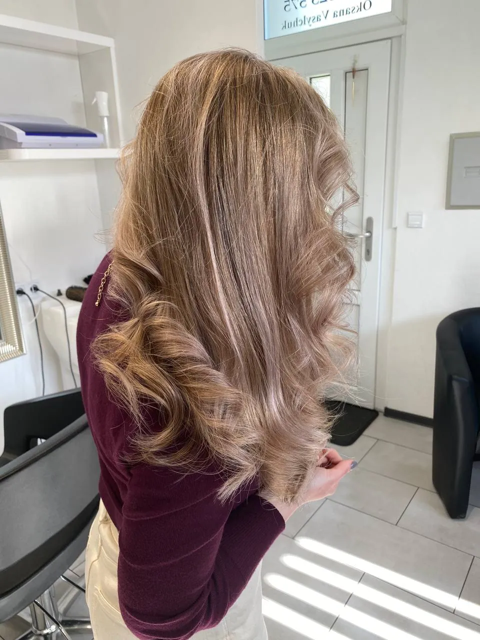 Bronde vlny v profilu u okna salonu Newtone Brno