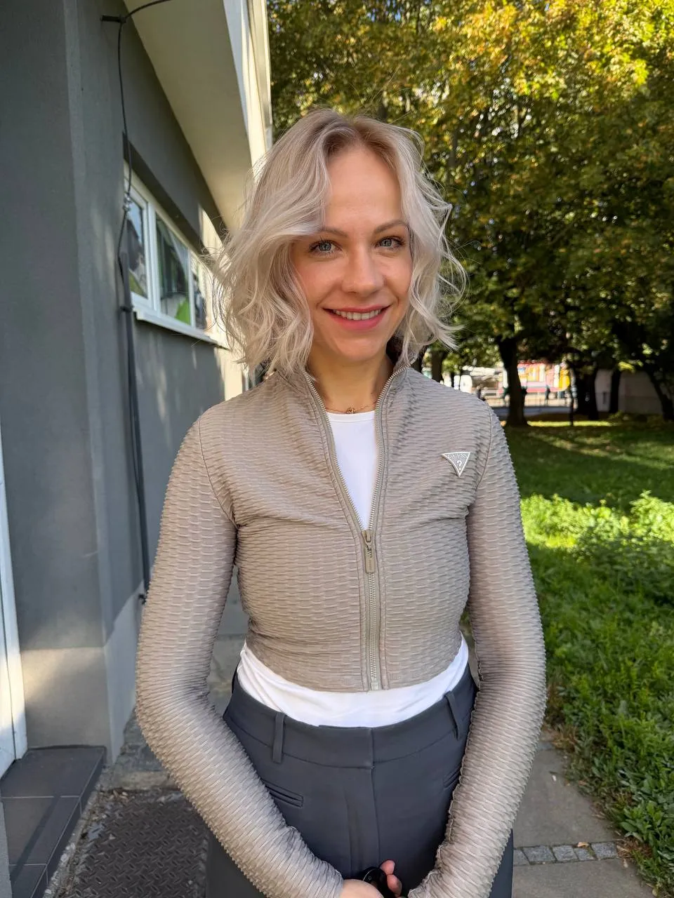 Po střihu: vlnité karé pod bradu, klientka venku před salonem — Newtone Brno