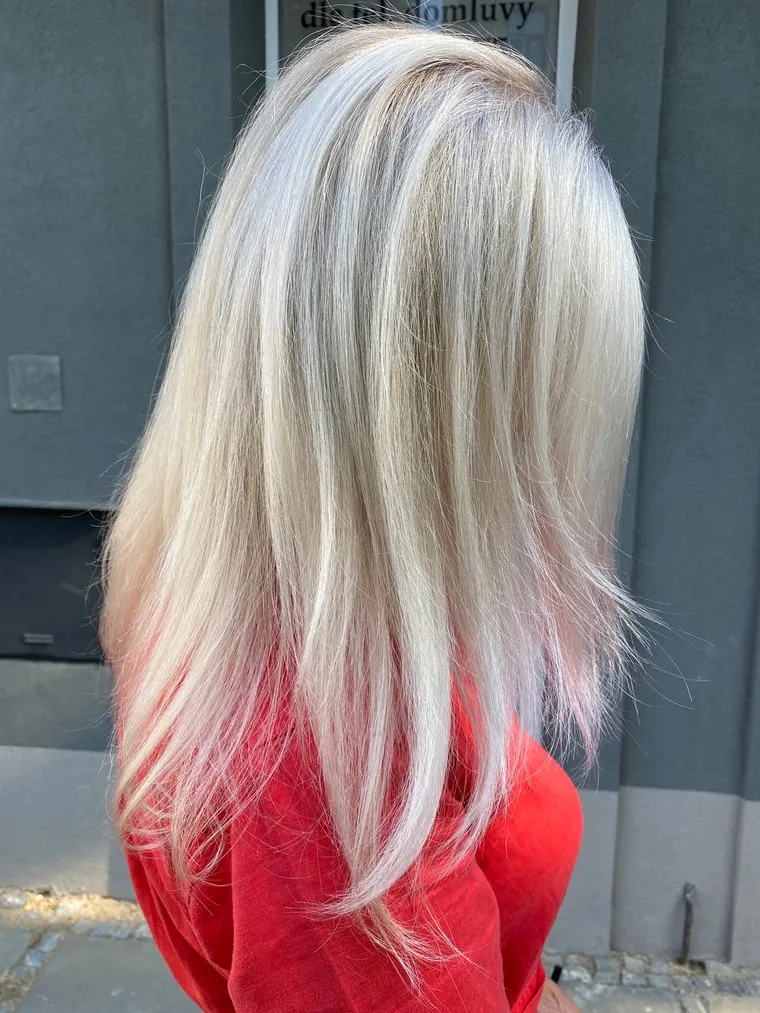 Platinově blond dlouhé vlasy se studeným tónem — coloristika Newtone Brno