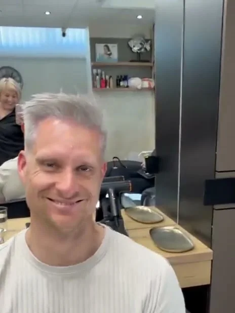 Klient salonu Newtone se zesvětlenými vlasy a fade po stranách