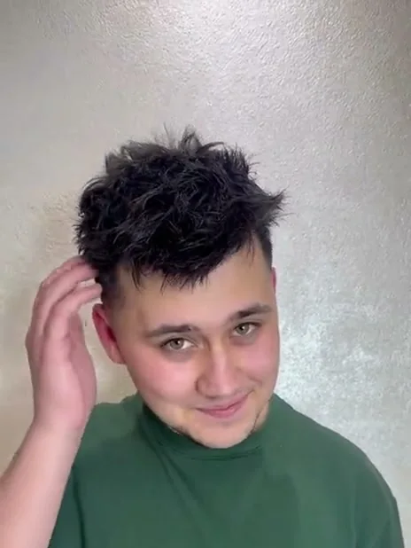 Texturovaný crop s krátkými boky — klient salonu Newtone