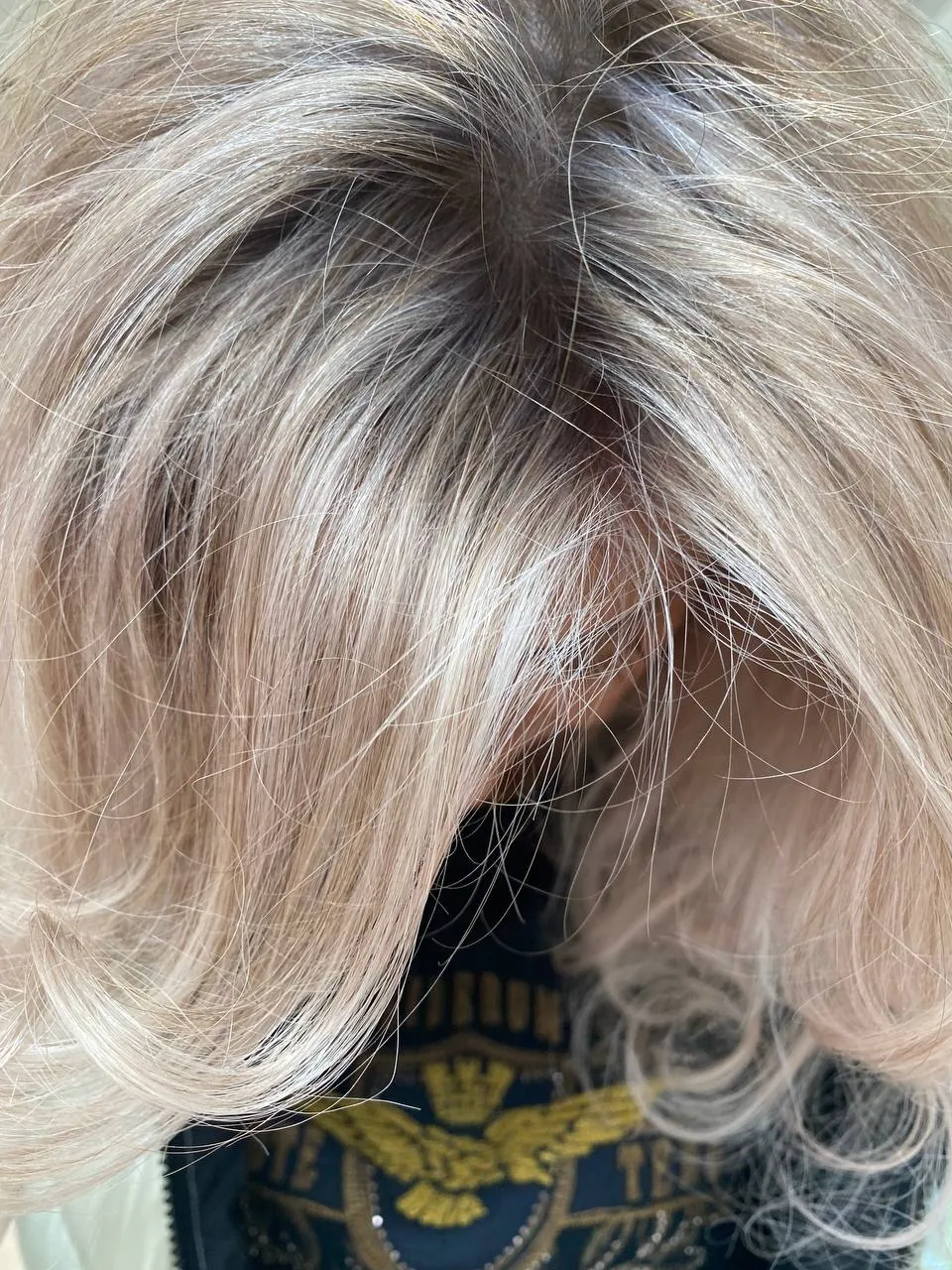 Prolnutí šedin do blond bez ostrého odrostu