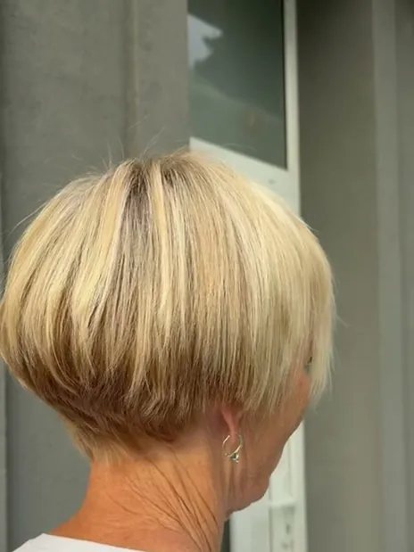 Krátký blond bob s vystupňovaným zátylkem — Newtone Brno