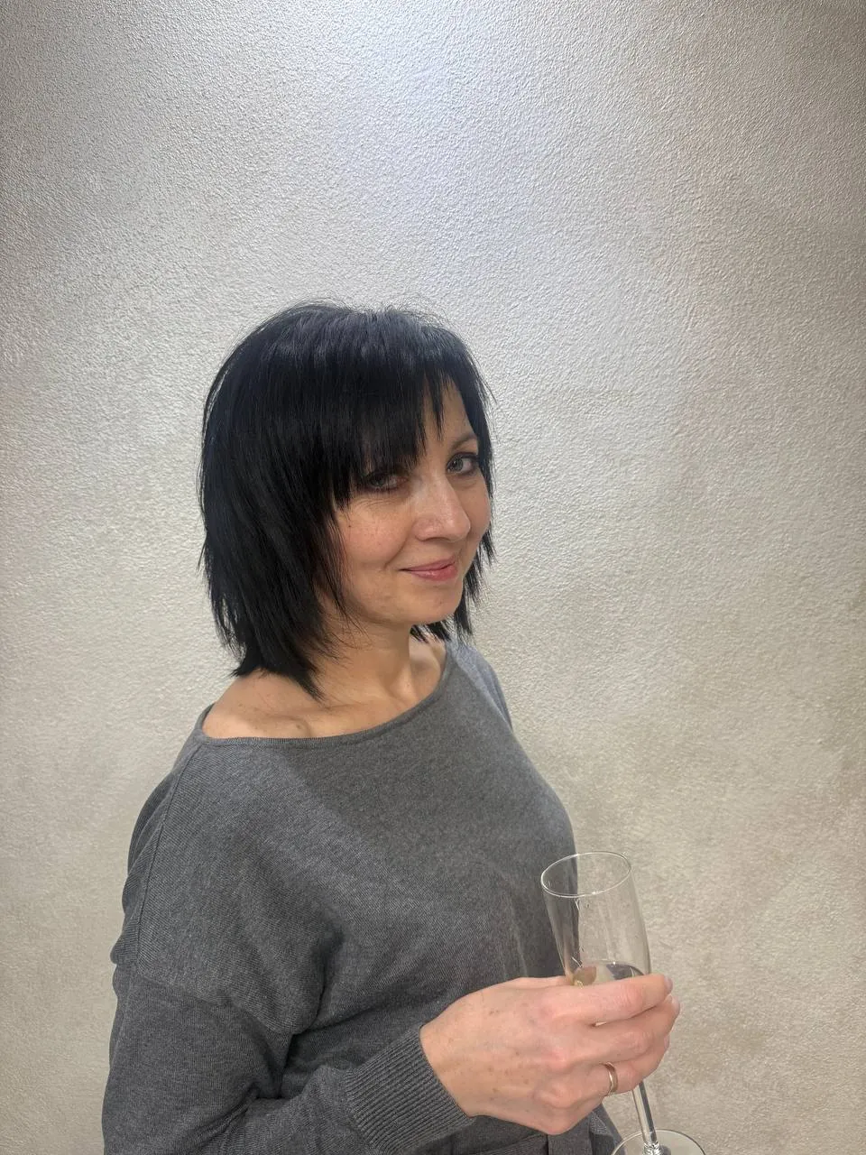 Krátký texturovaný střih s boční ofinou — Newtone Brno