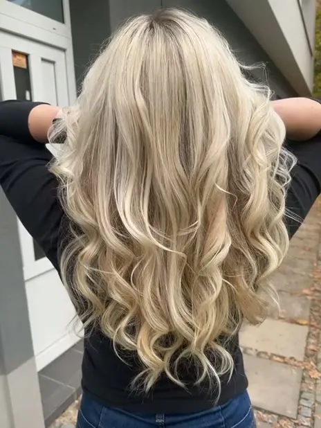 Dlouhé blond vlny s melírem v pohybu
