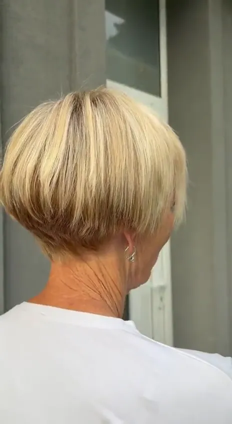 Krátký střih se zvednutým zátylkem — video ze salonu Newtone Brno