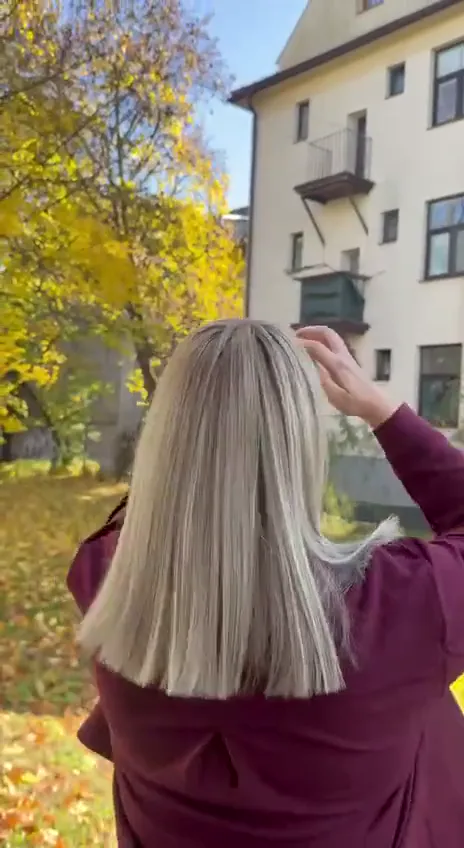Popelavá blond, podzimní ulice — video ze salonu Newtone Brno