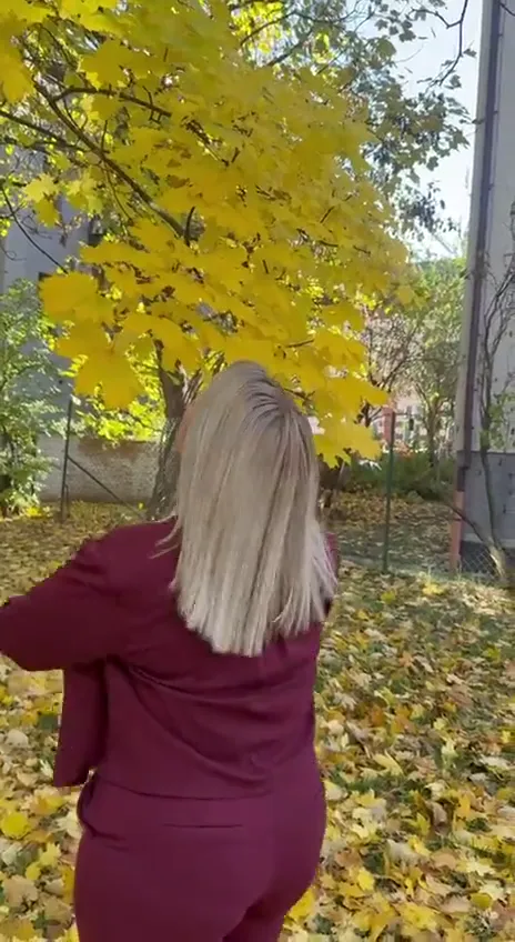 Popelavá blond pod žlutým stromem — video ze salonu Newtone Brno