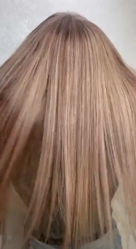 Béžovo-popelavá blond, lesk zezadu — video ze salonu Newtone Brno