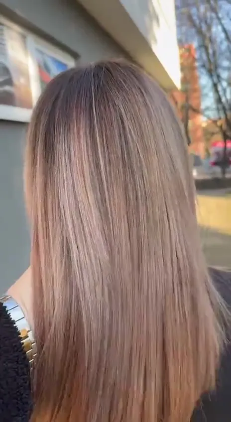 Karamelová dlouhá zezadu venku — video ze salonu Newtone Brno