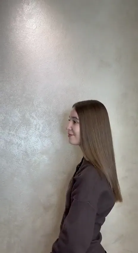 Hnědé vlasy zezadu a otočka — video ze salonu Newtone Brno