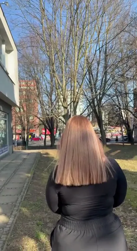 Měděné prodloužené karé na slunci — video ze salonu Newtone Brno