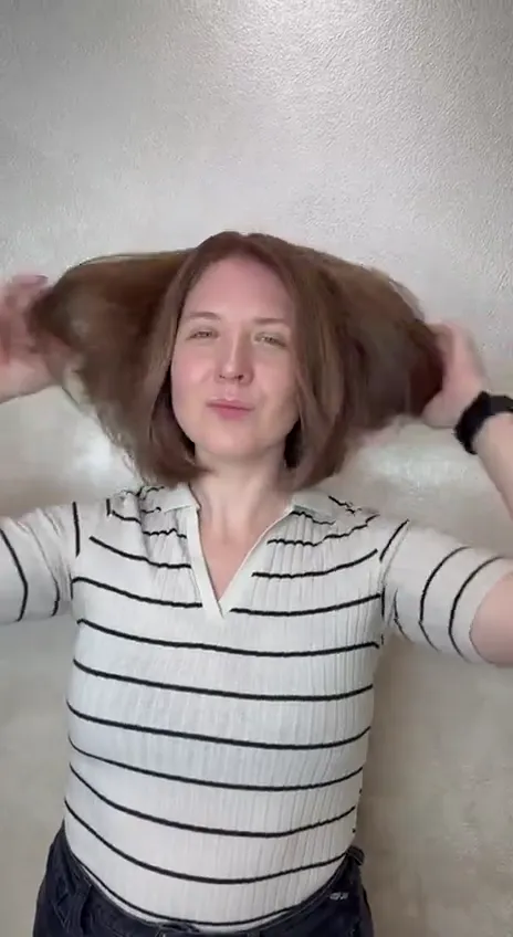 Hnědé karé pod bradu, hravě zvednuté vlasy — video ze salonu Newtone Brno