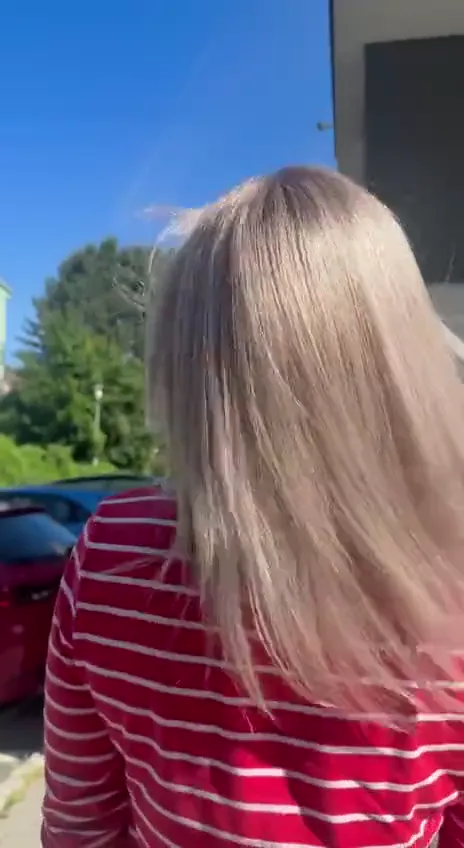 Popelavá blond ve větru — video ze salonu Newtone Brno