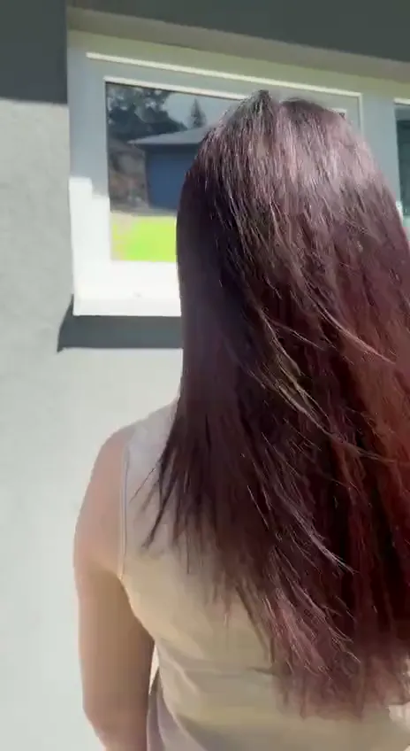 Mahagonově čokoládová hříva zezadu — video ze salonu Newtone Brno