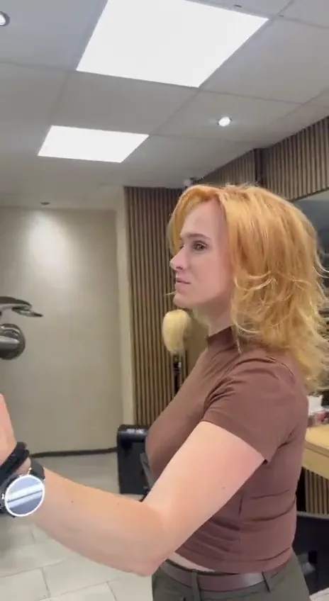 Jahodově měděná blond ve vlnách — video ze salonu Newtone Brno