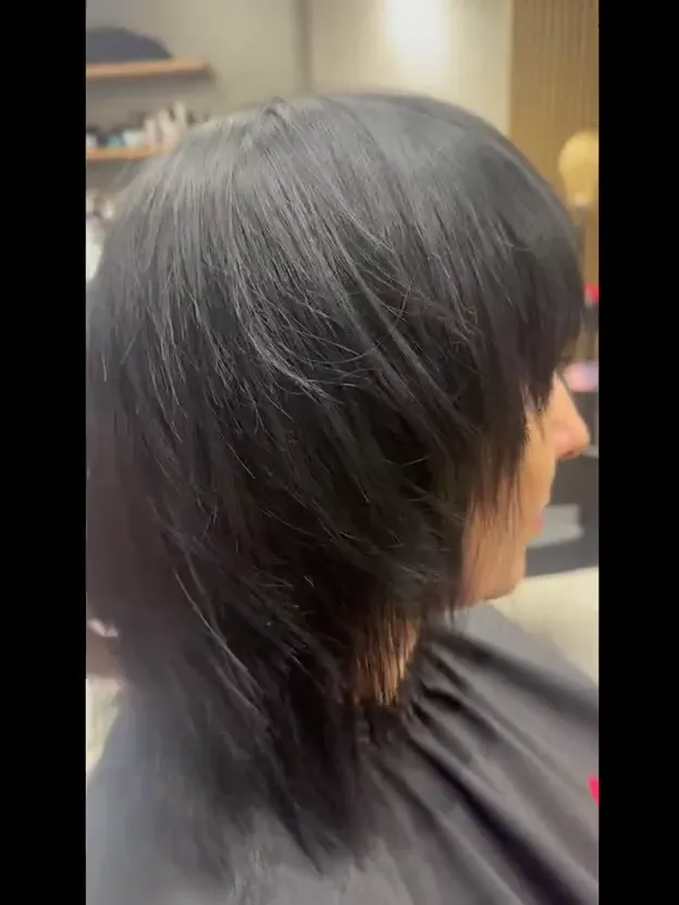 Oksana stříhá stupňovaný střih — video ze salonu Newtone Brno