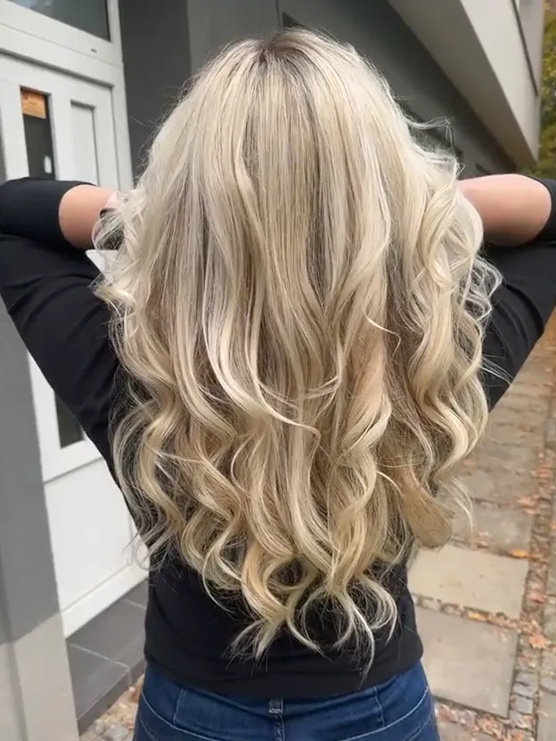 Dlouhé blond vlny — video ze salonu Newtone Brno