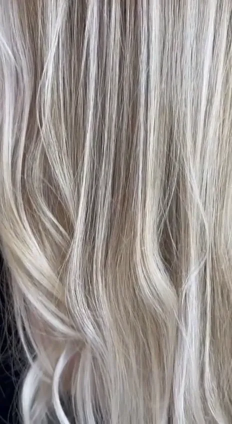 Ledová platina na dlouhých vlasech — video ze salonu Newtone Brno