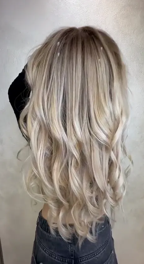 Blond balayage vlny zezadu — video ze salonu Newtone Brno