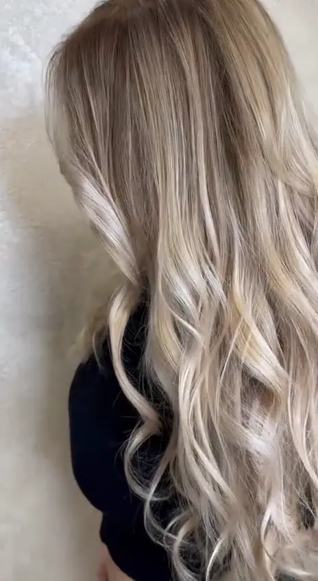 Popelavé balayage v profilu — video ze salonu Newtone Brno