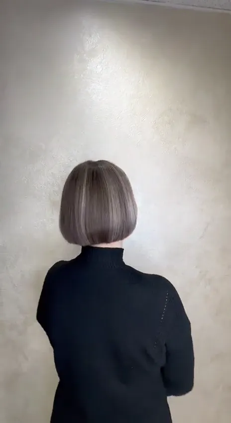 Karé u brady z profilu a zezadu — video ze salonu Newtone Brno