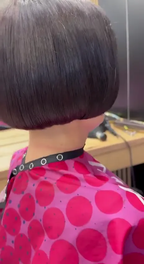 Detail přesné linie karé — video ze salonu Newtone Brno