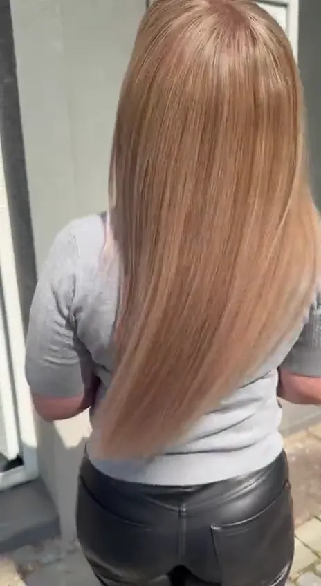 Bronde dlouhé vlasy zezadu — video ze salonu Newtone Brno