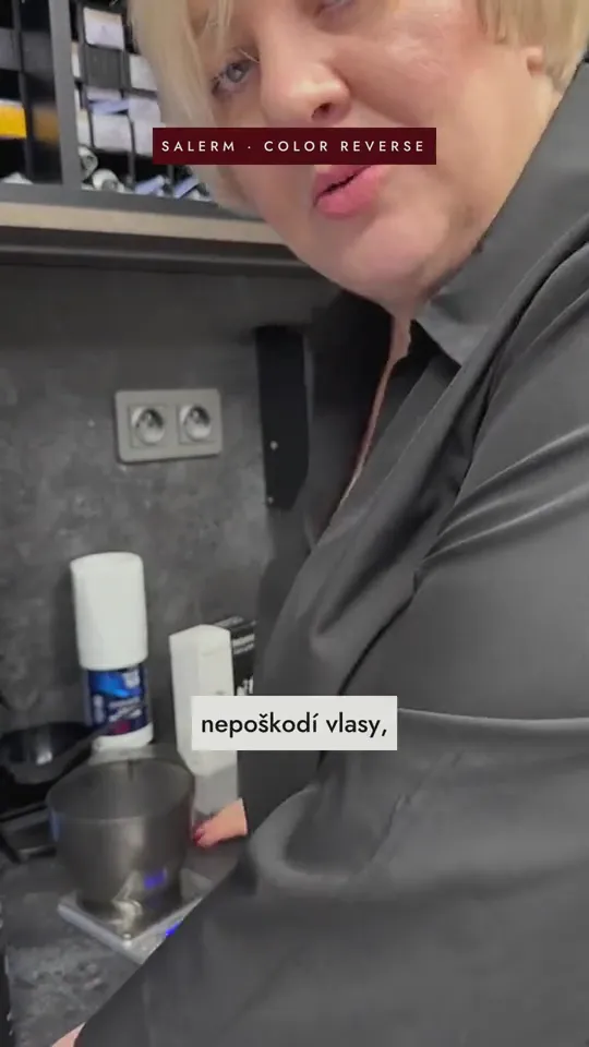 Oksana ukazuje stahovák Salerm Color Reverse — začátek videa o stažení černé barvy